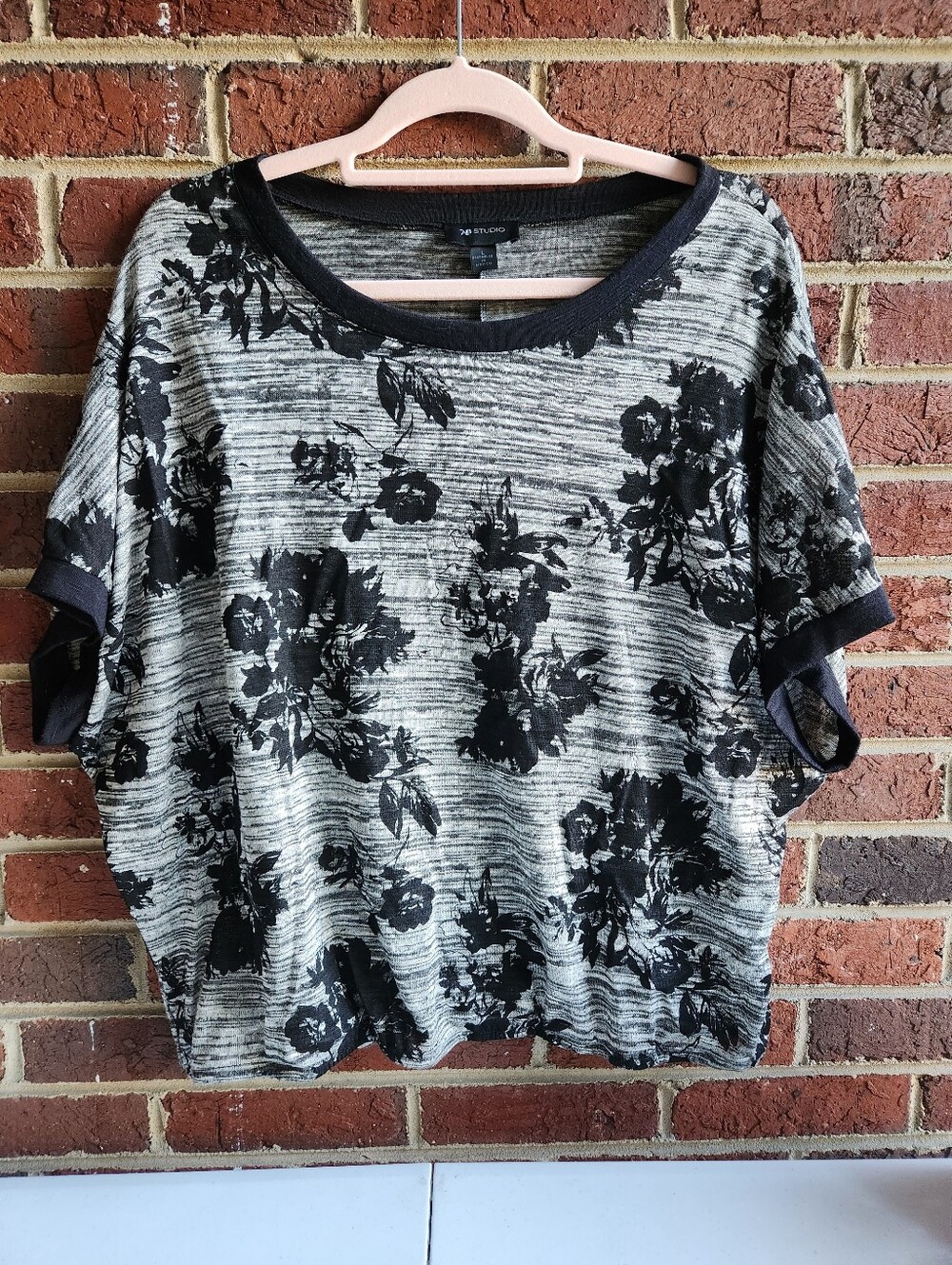 Black And White Floral Pullover Elastic Hem Tee Size Large Short Sleeve